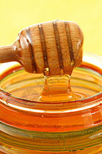 用木棍制成的一罐蜂蜜营养产品木头背景图片