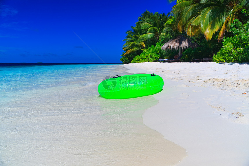 游泳环玩具生活圆圈管子太阳天堂海滩假期热带漂流图片