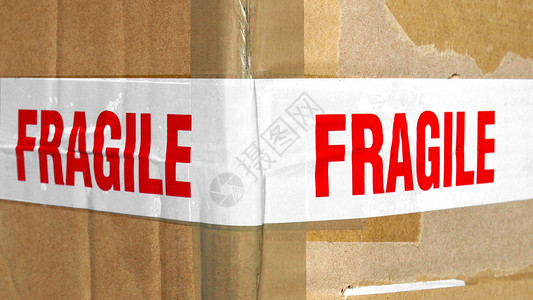 脆弱船运警告空邮邮件瓦楞纸板标签盒子棕色背景图片