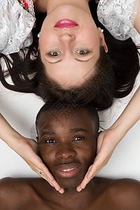 黑人白人黄种人黑人男子和白人妇女太阳黑色白色幸福浪漫友谊成年人男性女性已婚背景