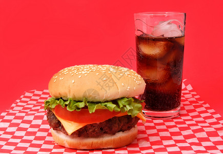 汉堡和可乐包装芝士食物玻璃汽水营养红色冰块背景图片