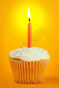 纸杯蛋糕食物早餐糕点小吃庆典甜点蛋糕蜡烛派对黄色背景图片