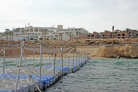 沙滩上浮浮在海边海浪浮桥酒店国家岩石游泳旅行海滩旅游摄影背景图片