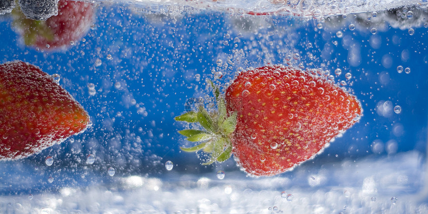 夏季啤酒运动宏观蓝色营养飞溅水果饮食浆果气泡涟漪图片
