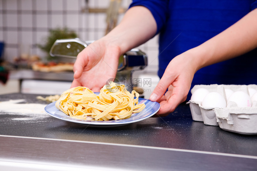 新鲜意大利面粉晚餐厨房传统享受丝带公寓面条美食滚筒乐趣图片
