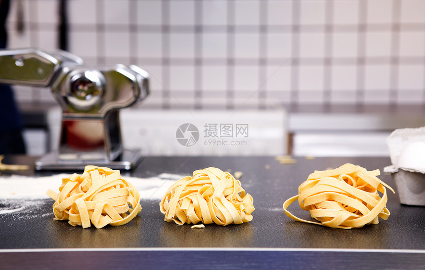 新鲜的Fettuccine美食家常饭乐趣享受面条晚餐丝带爱好传统滚筒图片