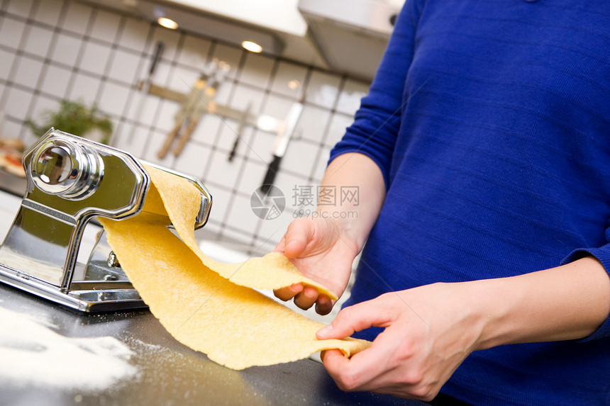 面食制作详细女性面条机技术厨房滚动曲柄晚餐女孩传统爱好图片