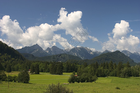 林登贝格全景牧场绿色天空森林山脉蓝色地景远足大山背景