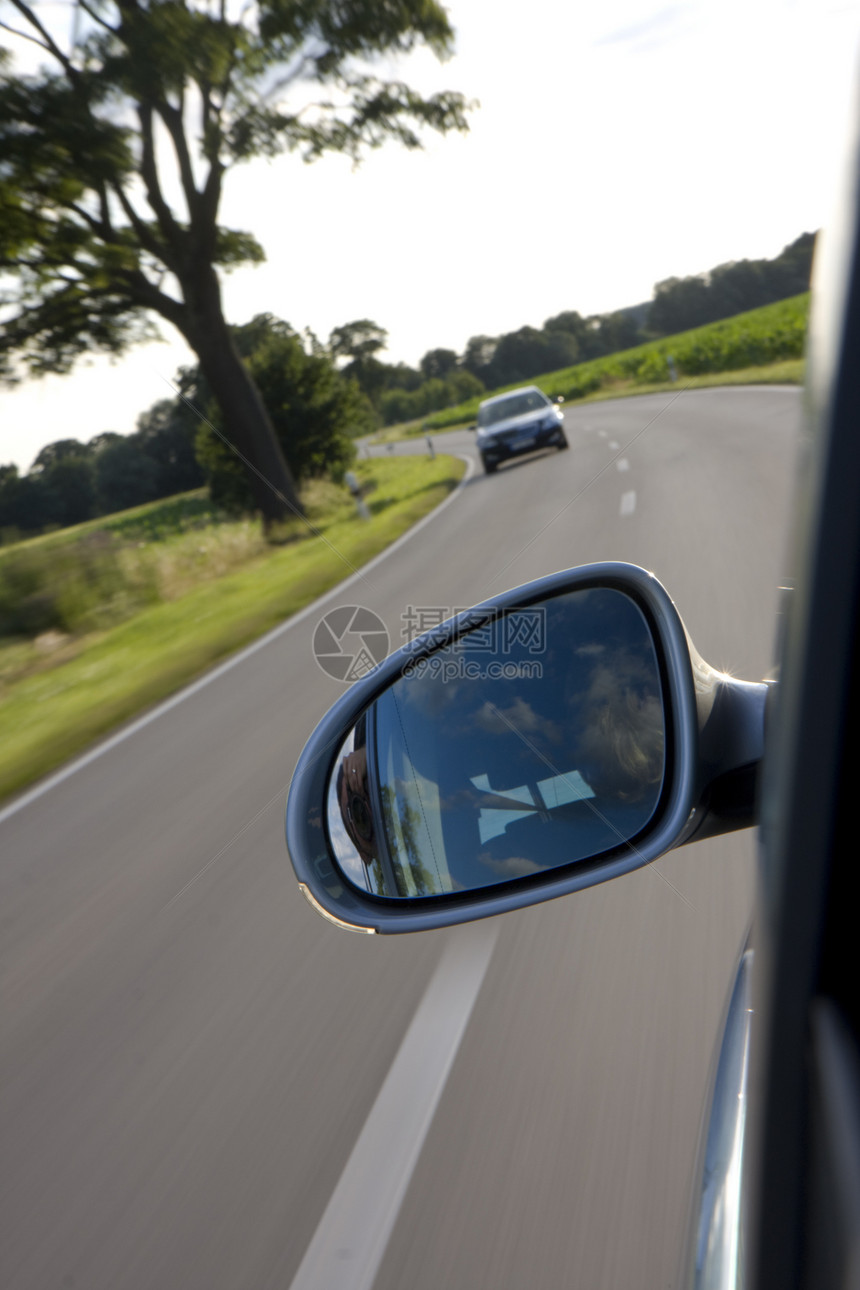 车辆在乡村公路上驾驶的详情灰色汽车速度旅行运动车道曲线眩晕轨道沥青图片