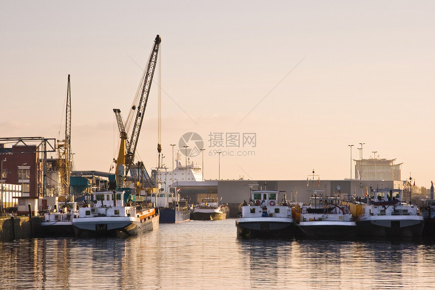 港口的船舶反射维修蓝色橙子水路天空起重机溪流照片运输图片