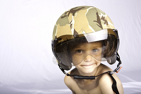 演播室的男孩小男孩头盔摩托车孩子背景图片