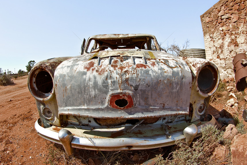 沙漠中的旧车古董车辆破坏图片