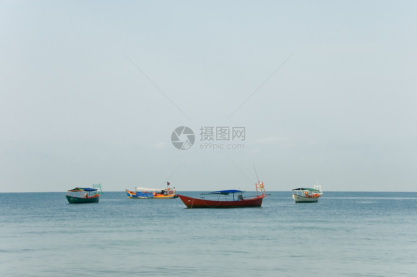 海上小船航行白色人们钓鱼巡航客船旅行海滩血管波浪图片