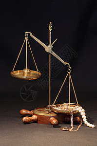 杂货店静物法制当铺金子珠宝测量链子黄金珍珠平衡背景图片