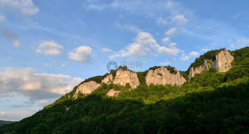 多瑙河谷岩礁景观绿色天空场地种子蓝色石头白色草药农业图片