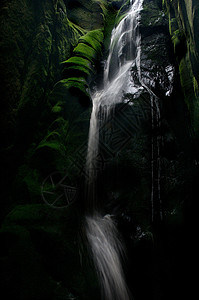 水瀑绿色苔藓白色石头岩石瀑布背景图片