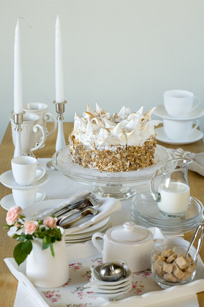 奶油蛋糕蜡烛盘子杯子美食甜点糖果桌子餐具糕点叉子图片