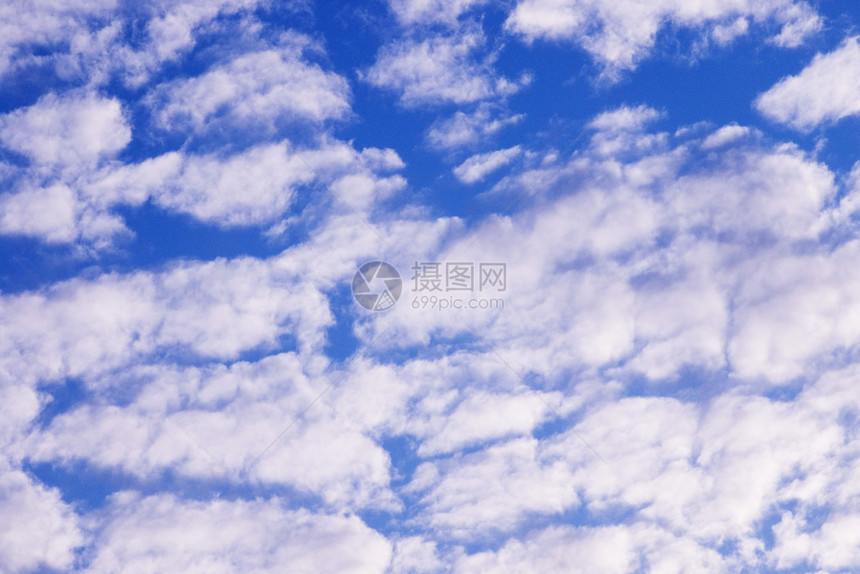 白云笼罩着蓝色的天空天蓝色环境气氛沉淀太阳天气云景水分晴天阳光图片
