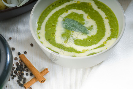 菠菜汤草本植物叶子胡椒香料美食砂浆洋葱盘子智者勺子高清图片