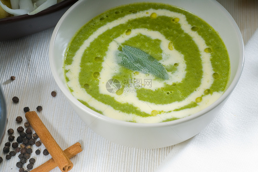 菠菜汤土豆面包美食午餐宏观食物叶子胡椒液体蔬菜图片