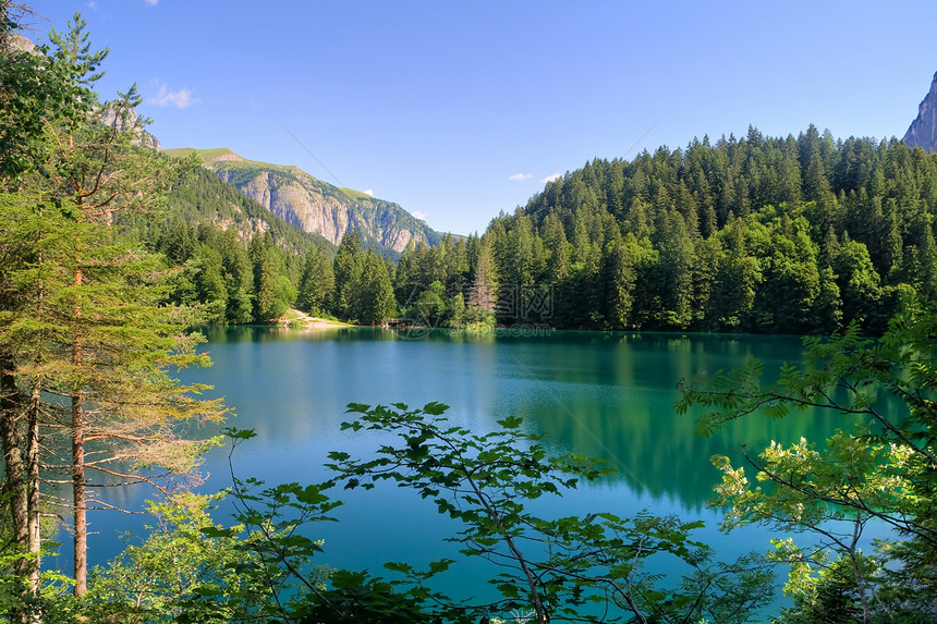 托福湖湖森林岩石高度天空顶峰反射蓝色树木风景全景图片