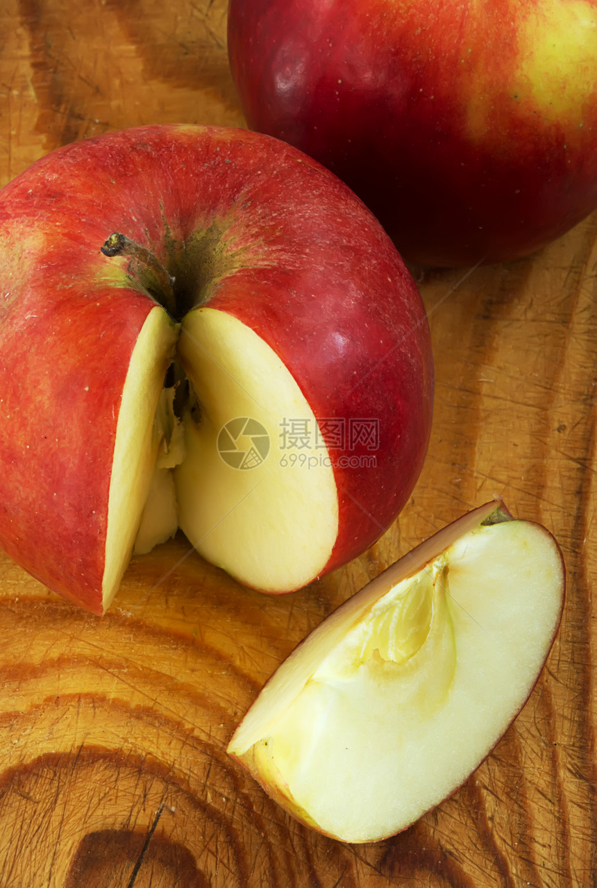 木板上的苹果饮食绿色红色盘子水果甜点市场果汁生态营养图片