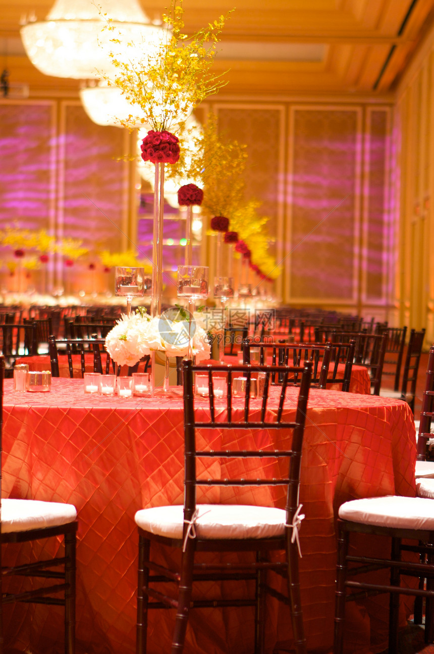 豪华婚礼礼堂的餐桌设置餐饮玻璃盘子花朵餐巾婚姻用餐午餐庆典银器图片