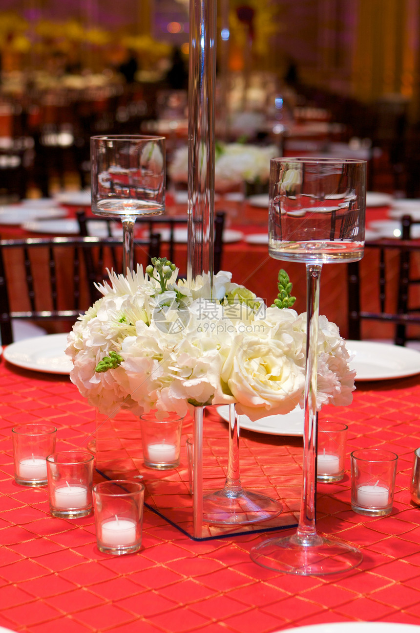 豪华婚礼礼堂的餐桌设置刀具装饰婚姻餐巾花束庆典食物餐饮椅子花朵图片
