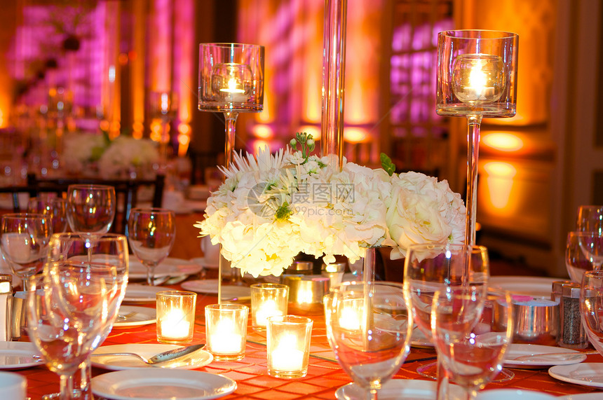 豪华婚礼礼堂的餐桌设置用餐玻璃午餐餐巾装饰风格银器桌布花朵餐饮图片