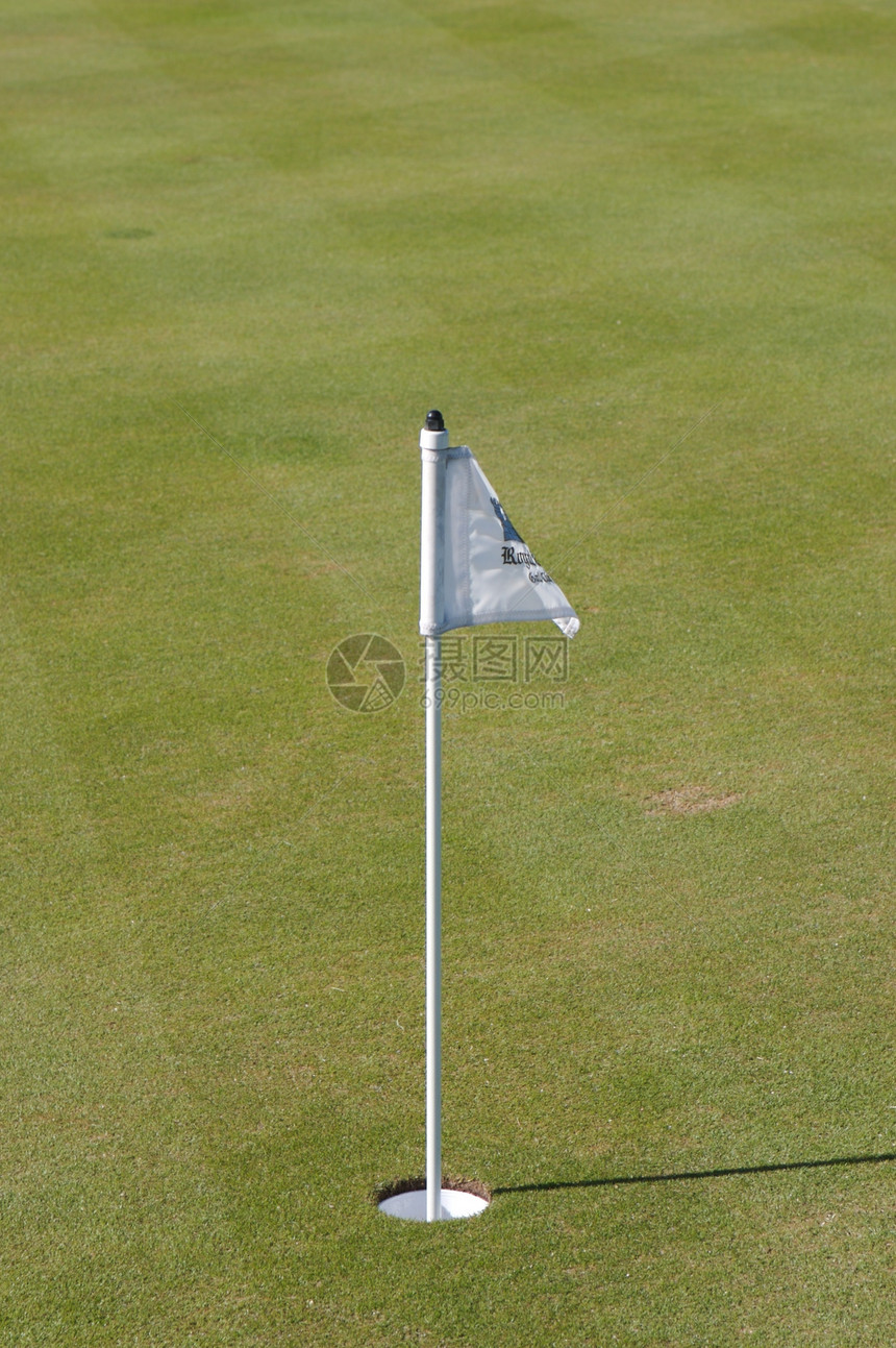 Golf 高尔夫旗在绿色的洞中图片