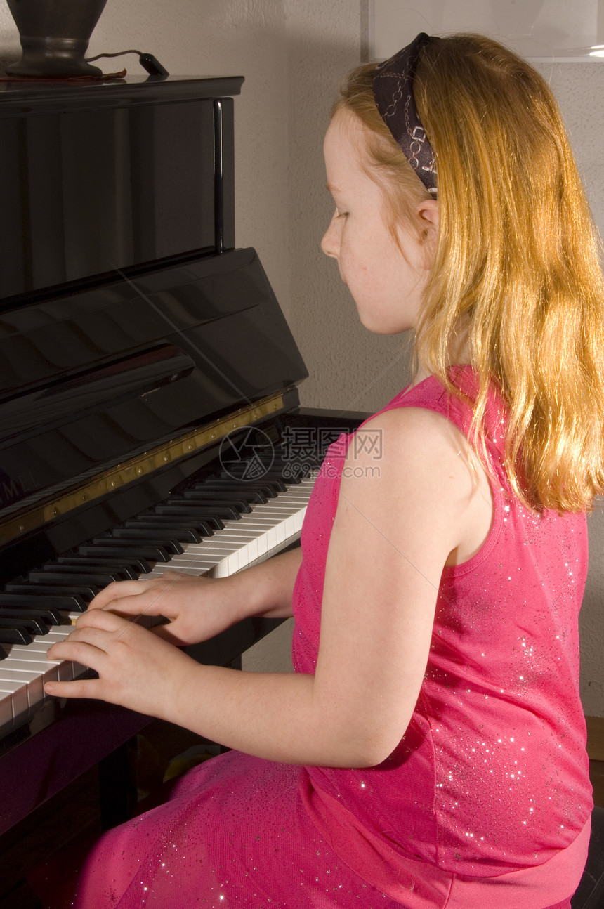 小女孩在弹钢琴呢图片