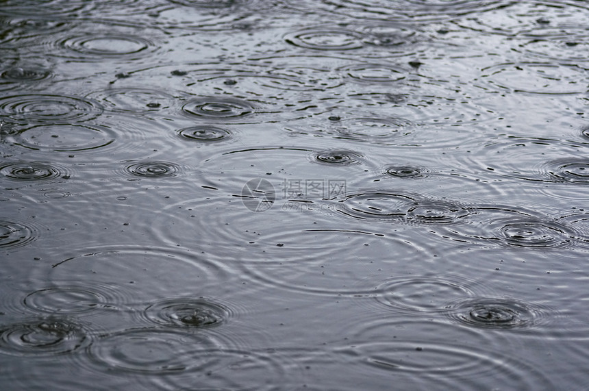 环在水中运球天气雨量下雨图片