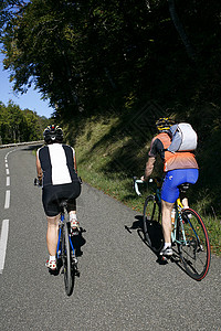 自行车山地车车手运动山地男人女性成人下坡赛车背景图片