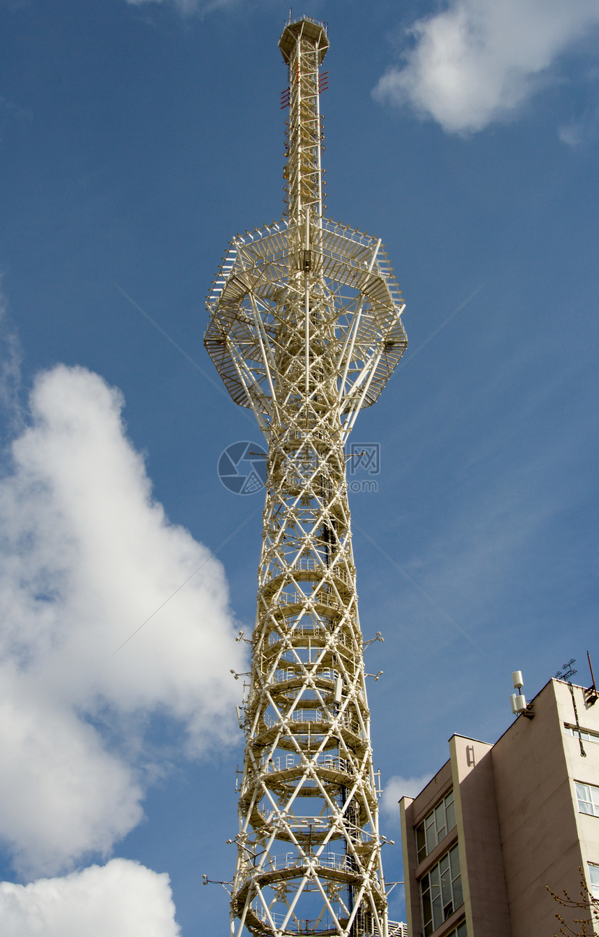 在云层背景的电视塔上电缆广播天线电话建筑学建筑物摩天大楼地标工作室翻译图片