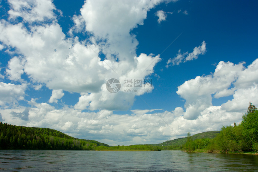 夏季风景 河上云层青菜天空溪流木头地形石头海岸国家土地气候图片