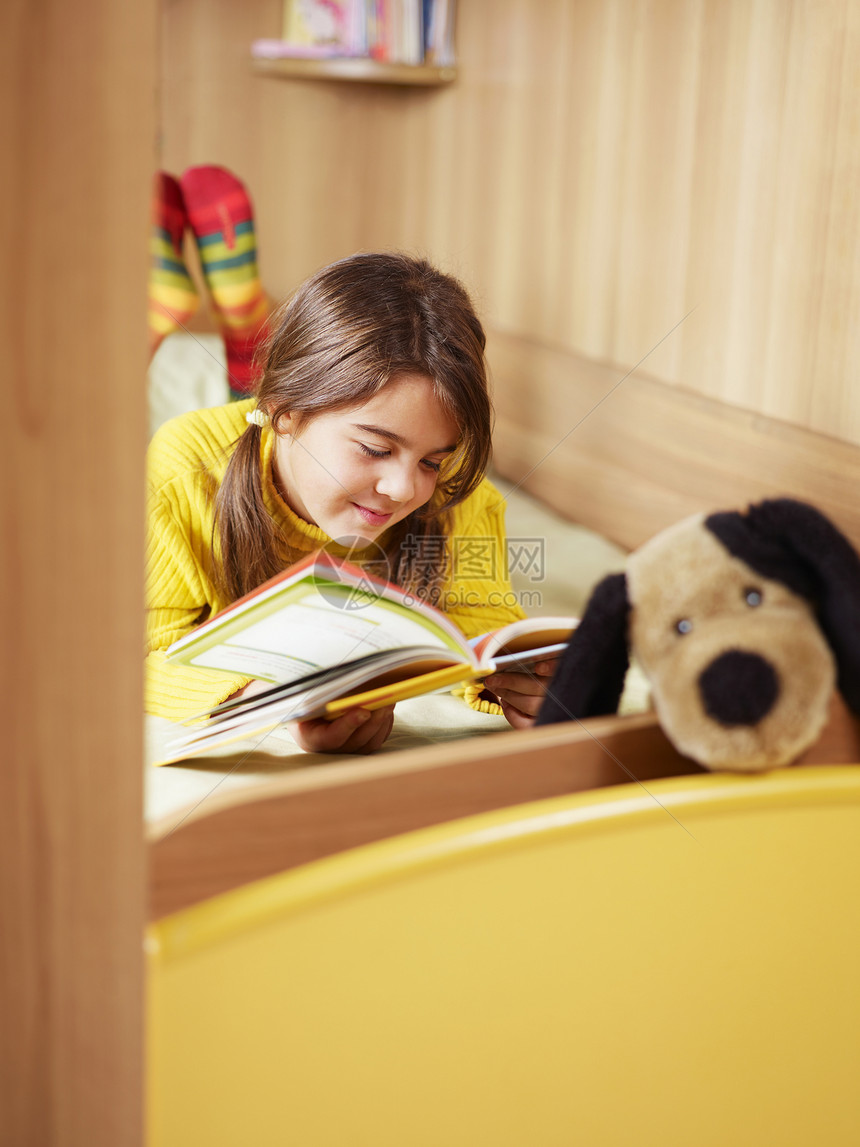 女童阅读书青年青春期场景阅读卧室女性乐趣娱乐女孩女孩们图片