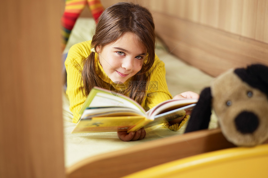 女童阅读书幸福女孩娱乐青年教育女孩们童年玩具闲暇孩子图片