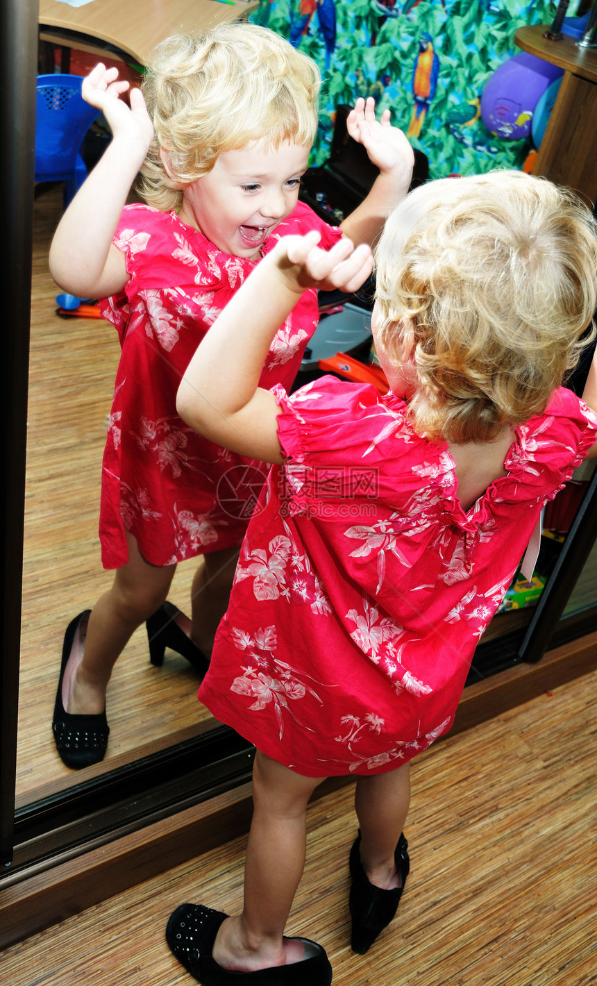 快乐的少女婴儿孩子女儿高跟鞋乐趣红色想像力镜子童年裙子图片