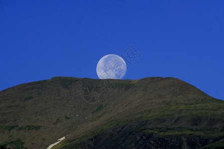 满月登山背景图片