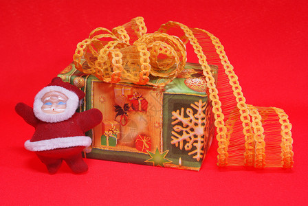 圣诞节礼物盒子惊喜丝带红色背景图片