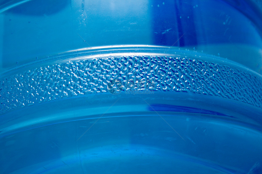 蓝塑料瓶波纹反射塑料蓝色液体图片
