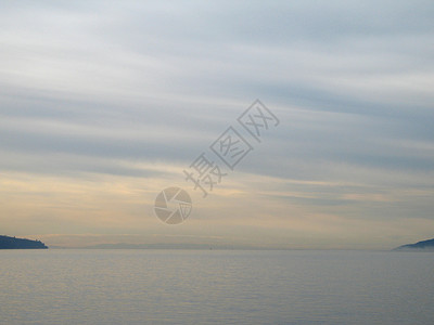 单色天空和海洋背景图片