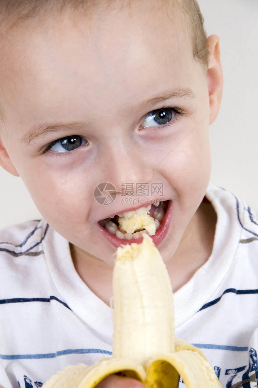 健康男孩吃香蕉图片