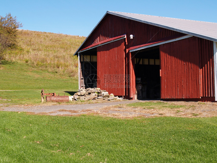 红色谷仓爬坡农村草地蓝色国家天空建筑绿色农场农业图片