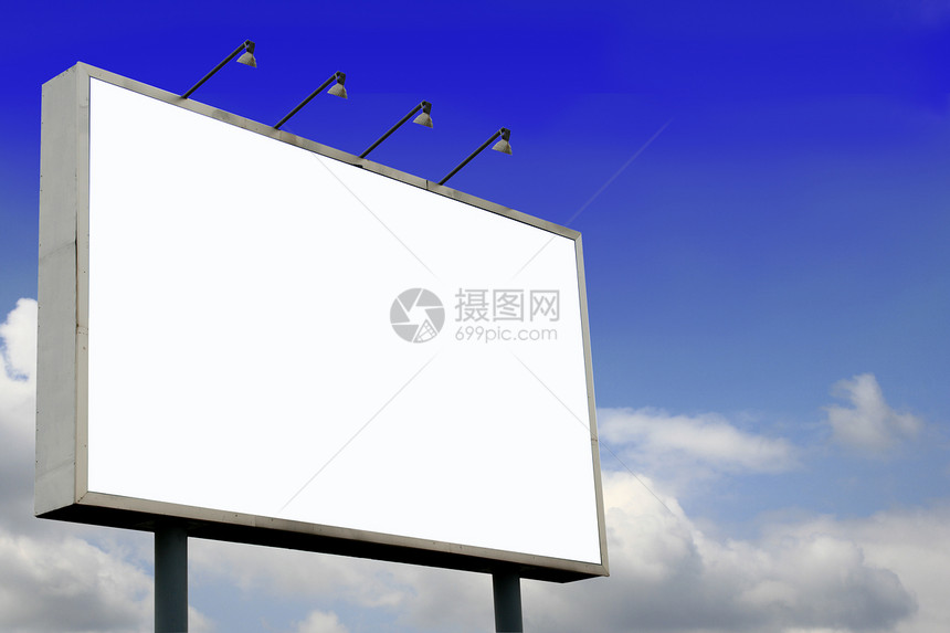 空白的广告牌和美丽的蓝色天空图片