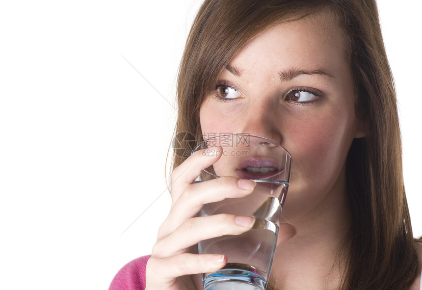 女孩饮用水图片
