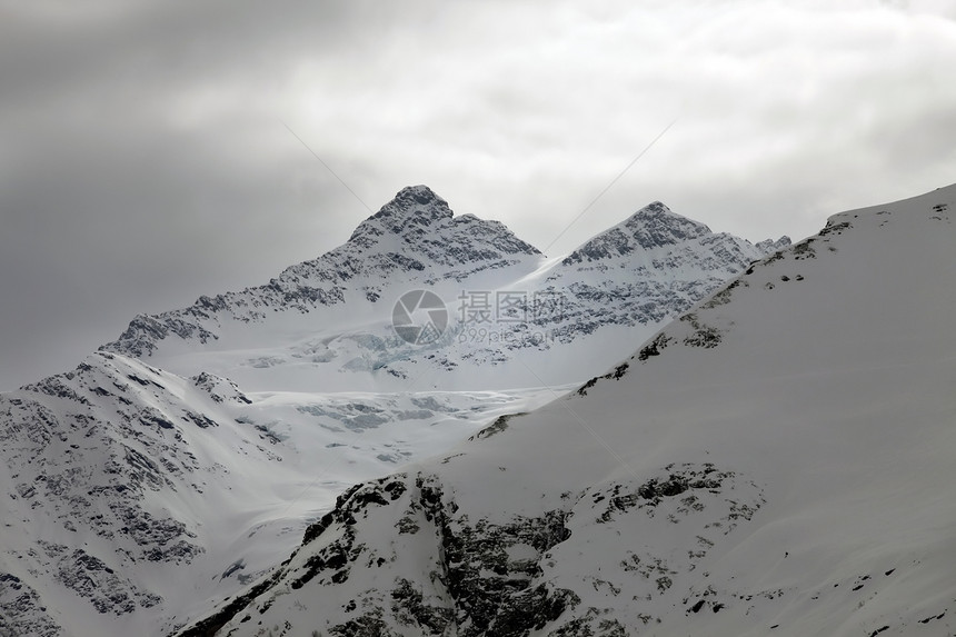 在多云天气下雪的山中季节旅游高山晴天蓝色旅行冰川登山冻结远足图片