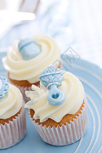 结霜蓝色婴儿淋浴的蛋糕用餐烘烤食物奶嘴小吃甜点庆典男婴烘焙派对背景