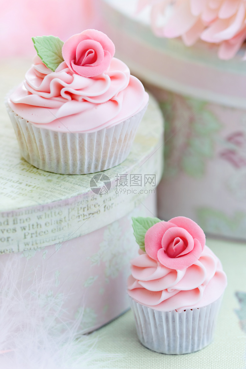 玫瑰纸杯蛋糕甜点烘烤食物帽盒磨砂粉色玫瑰冰镇装饰美食图片
