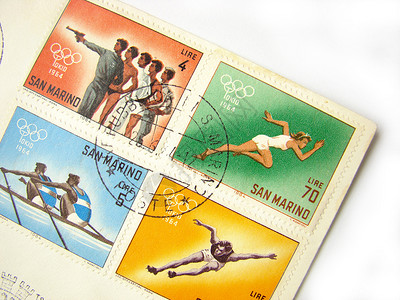 圣马力诺贴在信封上的邮票背景图片